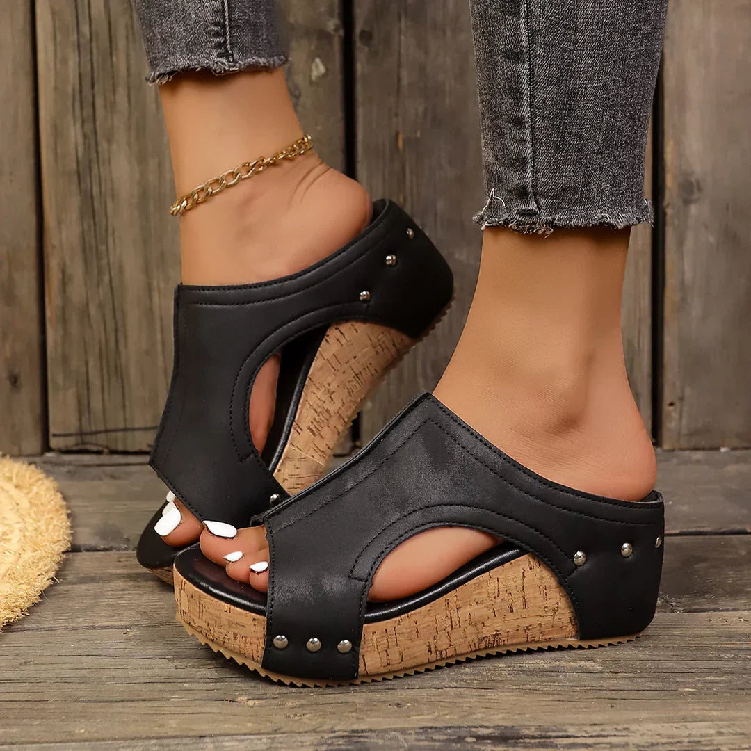 Orthopedische dames sandaal met comfortabele sleehak, biedt optimale voetondersteuning en is perfect voor de zomer.