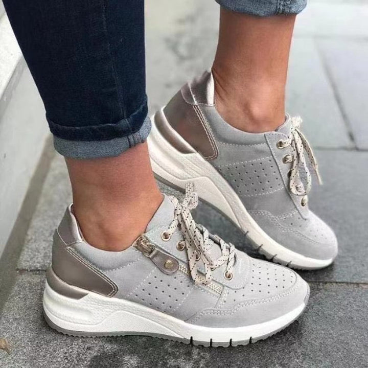 "Orthopedische dameswandelschoenen met veters, brede teenbox en anatomische steun voor comfort en dagelijkse wandelingen."