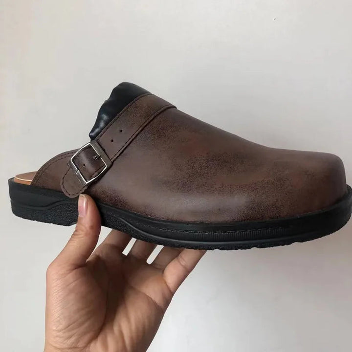 Beige heren clogs met orthopedische steun, ergonomisch ontworpen voor houdingscorrectie en voetgezondheid.