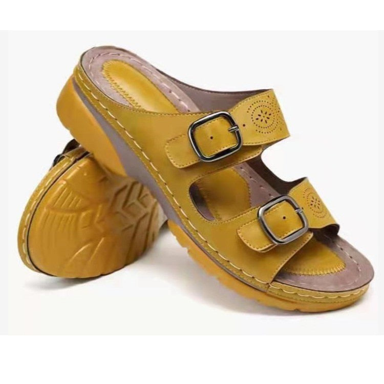 "Orthopedische sandalen met dubbele gespen, ergonomisch voetbed en stijlvolle perforaties, comfortabel en zomerklaar."