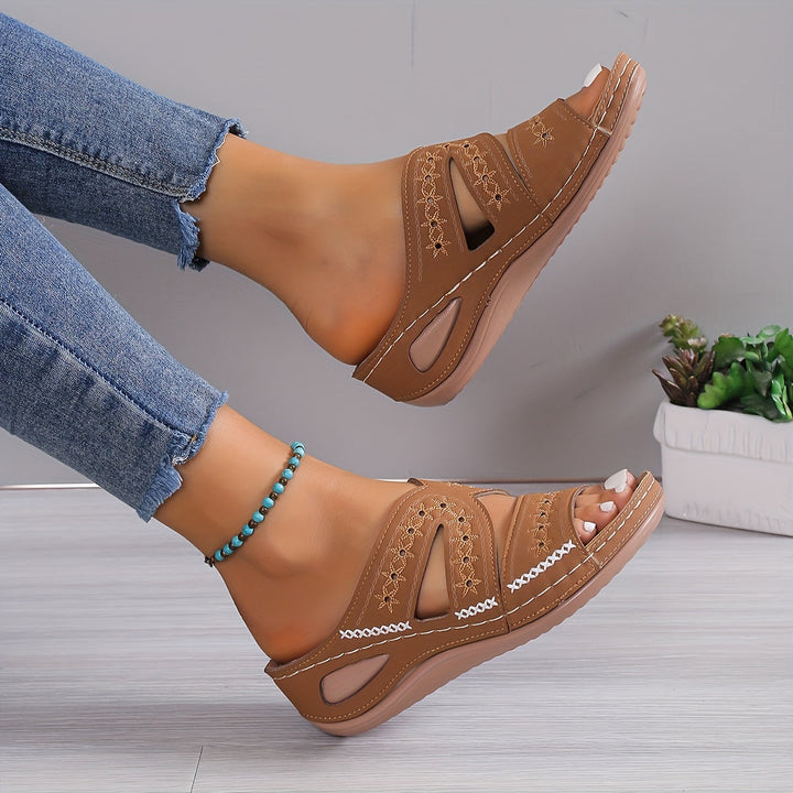 "Orthopedische sandalen, stijlvol beige design, brede hak voor stabiliteit en ademend materiaal voor comfort."