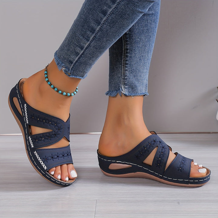 "Orthopedische sandalen, stijlvol beige design, brede hak voor stabiliteit en ademend materiaal voor comfort."