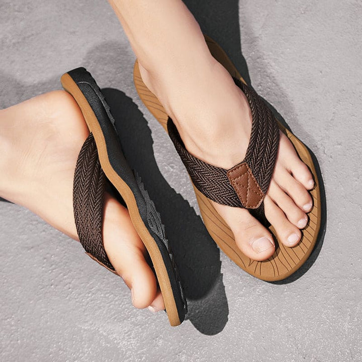 Orthopedische herenslippers met ademend bovenwerk en comfortabel voetbed, ideaal voor thuis en buiten.