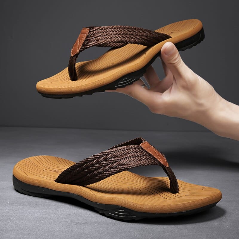 Orthopedische herenslippers met ademend bovenwerk en comfortabel voetbed, ideaal voor thuis en buiten.