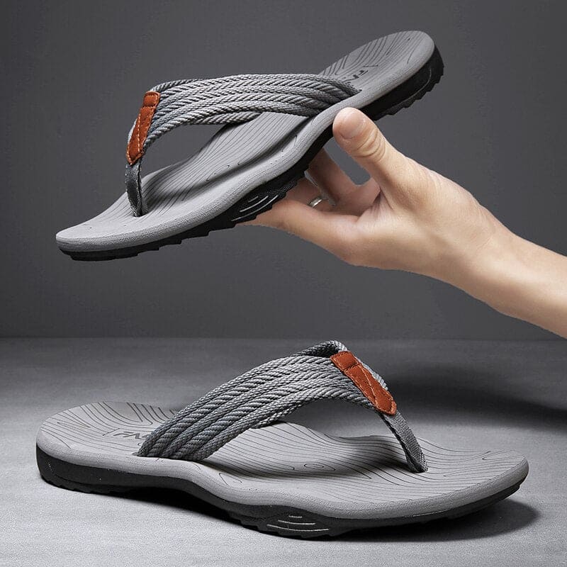 Orthopedische herenslippers met ademend bovenwerk en comfortabel voetbed, ideaal voor thuis en buiten.