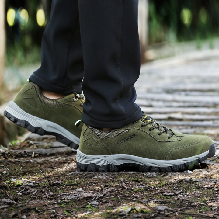 Heren orthopedische wandelschoenen in groen met focus op ondersteuning en grip tijdens het wandelen.