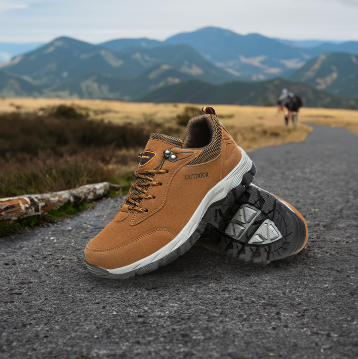 Zijaanzicht van de heren wandelschoen, die de ergonomische vormgeving benadrukt.