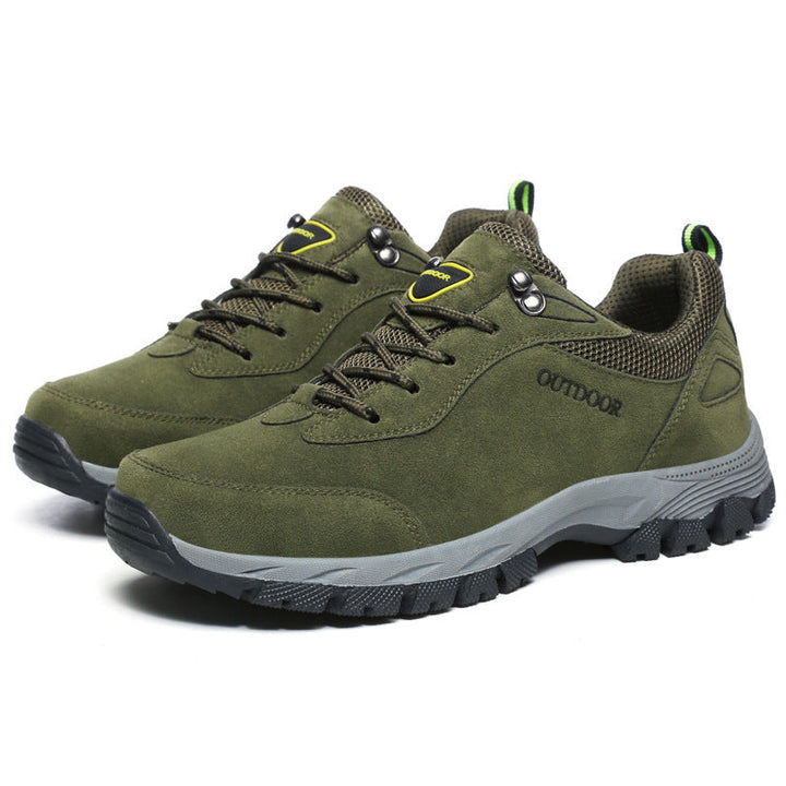 Heren dragen de Frego wandelschoenen tijdens een outdoor activiteit, genietend van comfort.