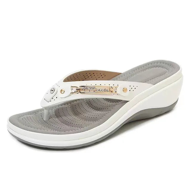 Orthopedische zomersandalen met schokabsorberend voetbed. Verkrijgbaar in beige, rood, wit, zwart. Stijlvol en comfortabel.