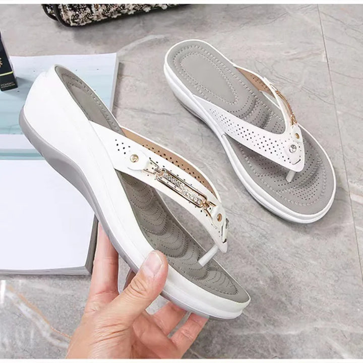 Orthopedische zomersandalen met schokabsorberend voetbed. Verkrijgbaar in beige, rood, wit, zwart. Stijlvol en comfortabel.