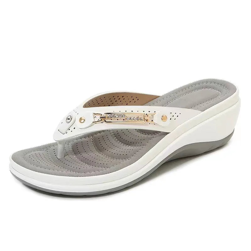 Orthopedische zomersandalen met schokabsorberend voetbed. Verkrijgbaar in beige, rood, wit, zwart. Stijlvol en comfortabel.