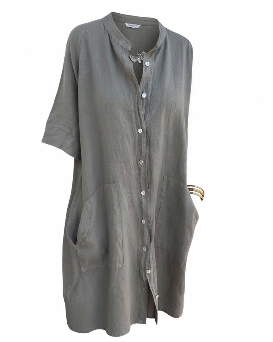 Oversized midi shirtjurk voor dames met knoopsluiting en zijsplit, ideaal voor casual zomercomfort.