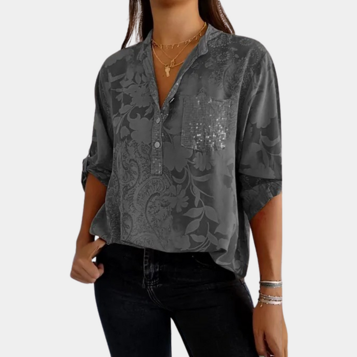 "Paarse damesblouse met bloemenpatroon en verstelbare mouwen voor veelzijdige, stijlvolle look."
