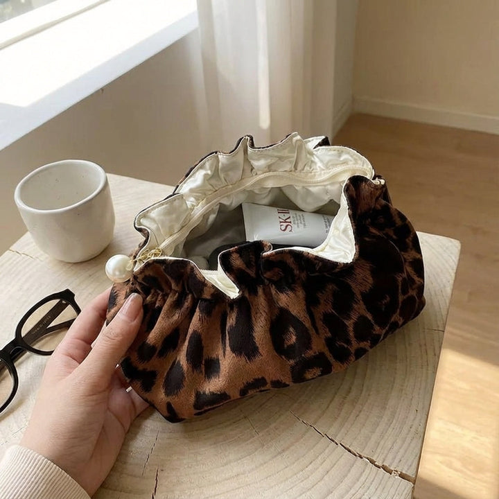 Pearlynn stijlvolle ruffle top cosmetische pouch met rits. Ideaal als make-up tas of reisaccessoire voor vrouwen.