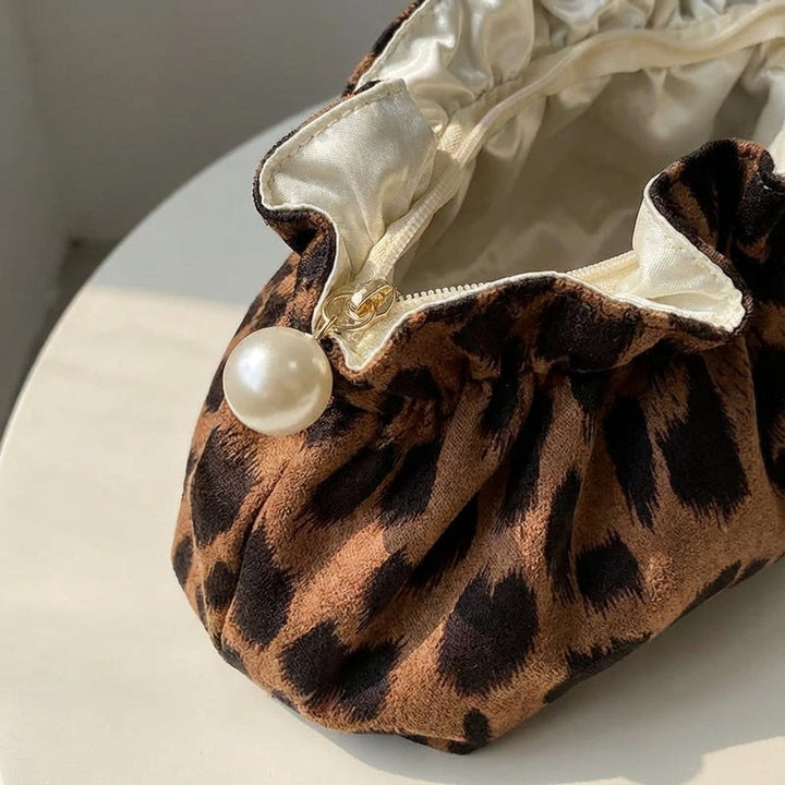 Chique Pearlynn make-up tas met ruffle top en stevige rits. Perfecte cosmetische pouch als stijlvolle opbergtas.