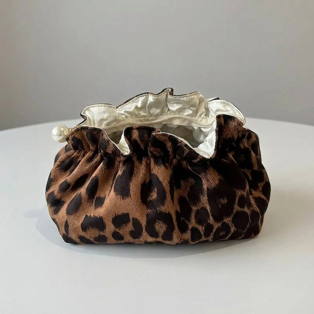 Close-up van de Pearlynn ruffle top cosmetische pouch. Een stijlvolle make-up tas met rits, perfecte reisaccessoire.