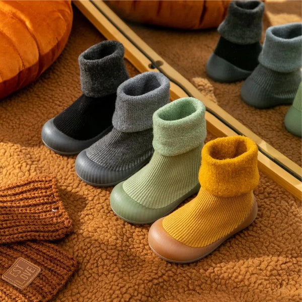 Peuter anti-slip sokschoenen met flexibele rubberen zool, ideaal voor veilige eerste stapjes binnenshuis.
