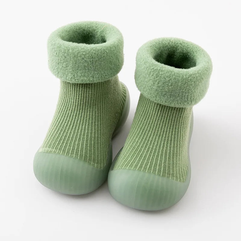 Peutersokschoenen in een leuke dierprint, met antislippende zool voor extra speelplezier.