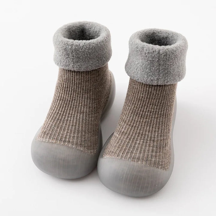 Veilige en comfortabele kinderschoenen voor binnen en buiten, met stevige antislipzool.