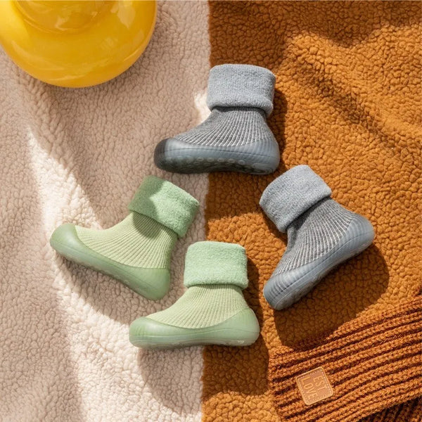 Comfortabele babysokschoenen met ademend materiaal en antislippende zool voor speelplezier.