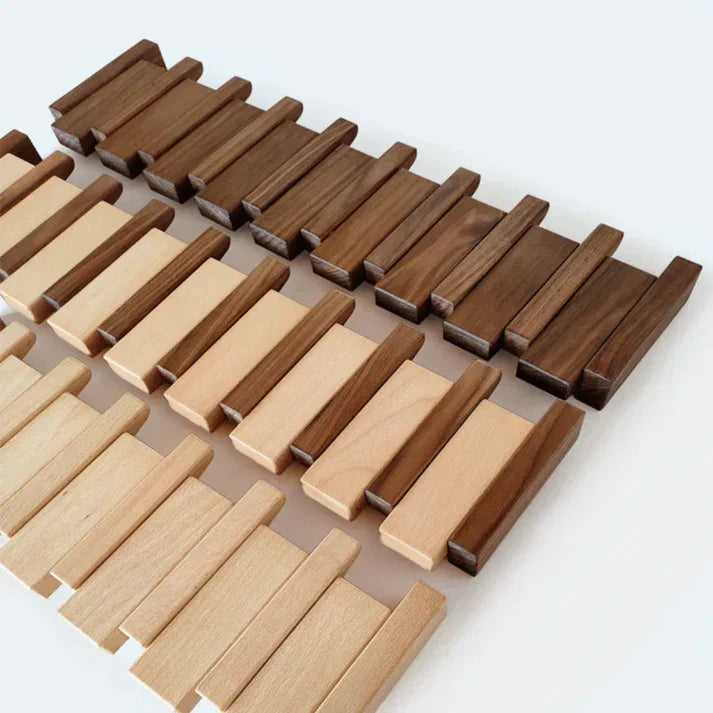 "Pianovormige houten kapstok met uniek design, vervaardigd uit hoogwaardig hout, geschikt voor jassen en accessoires."
