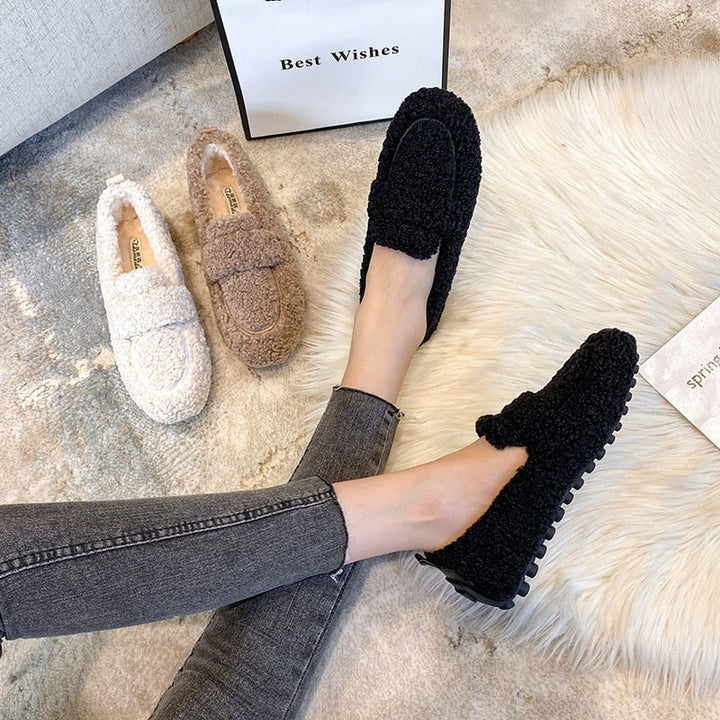 Pluche pantoffels voor dames, warm en stijlvol, met een elegant design en zachte, luxueuze stof voor thuiscomfort.