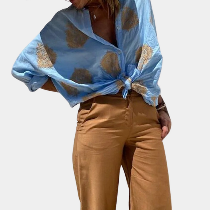"Prachtige damesblouse met lange mouwen, unieke print en levendige kleuren, ideaal voor elke gelegenheid."