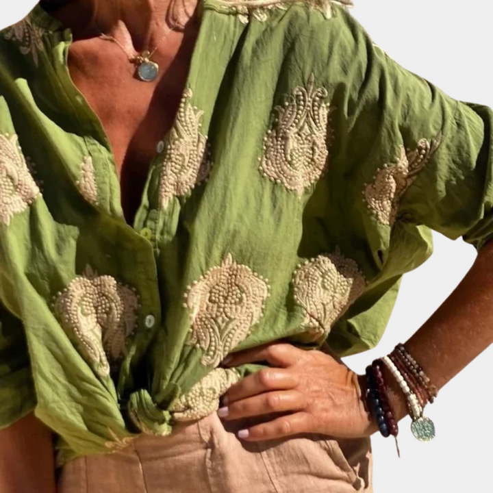 "Prachtige damesblouse met lange mouwen, unieke print en levendige kleuren, ideaal voor elke gelegenheid."