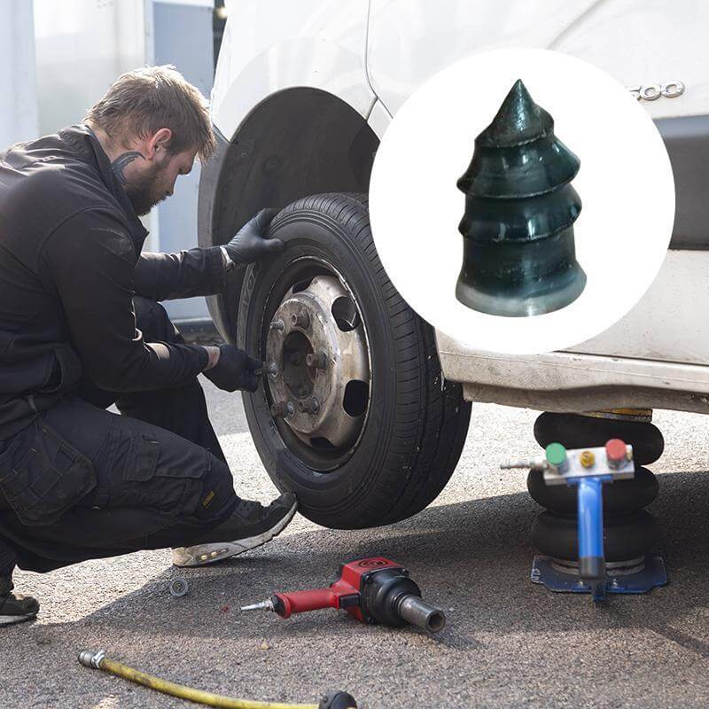 Gebruiker demonstreert het eenvoudig herstel van een motorband met de gebruiksvriendelijke reparatiekit.