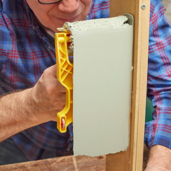 Afplakvrije verfroller randhulp voor professioneel schilderwerk; ideaal voor renovatie en huisverbetering.