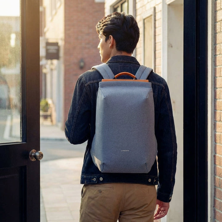 Professionele zwarte unisex laptoprugzak FlexPorter voor 15 inch laptops, ideaal voor zakelijk gebruik en pendelen.