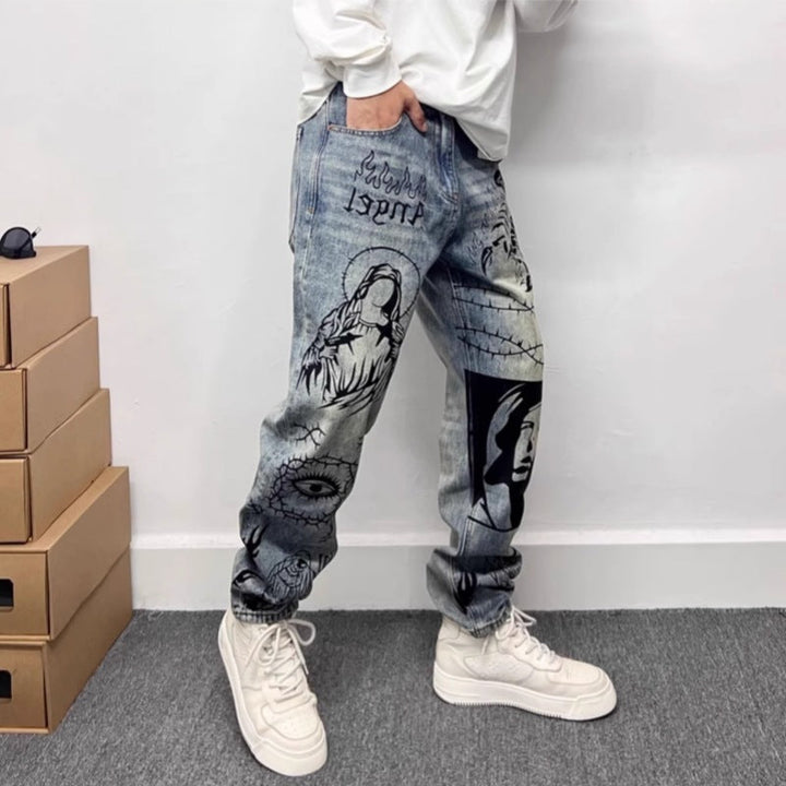 Rechte heren jeans met opvallende grafische print; comfortabel en stijlvol voor een urban casual look.