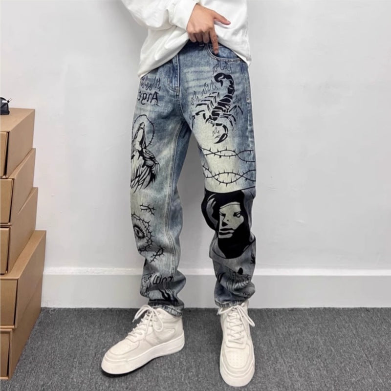 Lichtblauwe heren jeans met unieke grafische print, perfect voor een modieuze casual uitstraling.