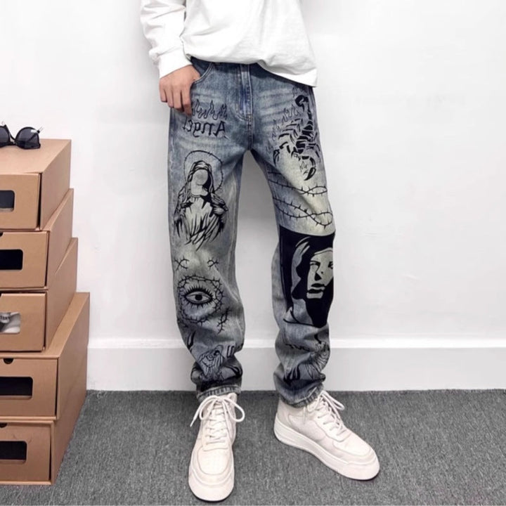 Stijlvolle heren jeans met rechte pasvorm en grafische print; comfortabele casual mode voor de moderne man.