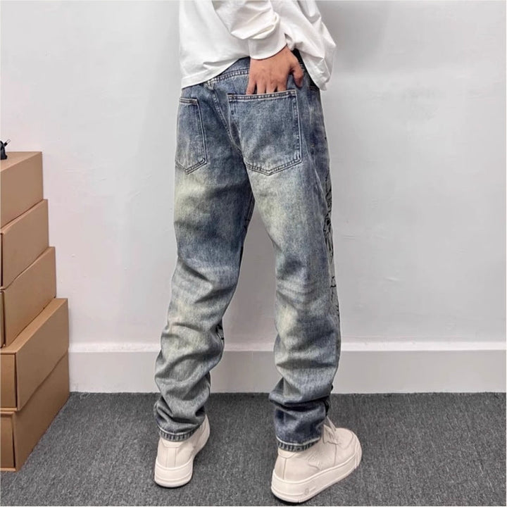 Modieuze blauwe heren jeans met rechte pijp en grafische print, ideaal voor een relaxte urban stijl.