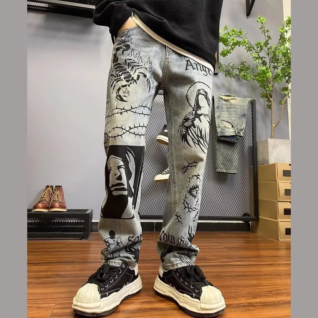Detail van de unieke grafische print op deze heren jeans met comfortabele rechte pasvorm; casual en chic.