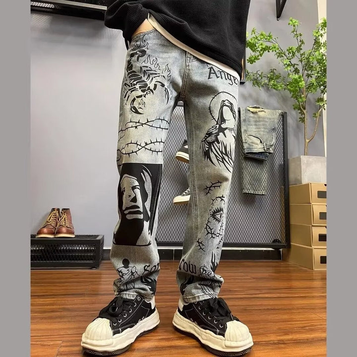 Detail van de unieke grafische print op deze heren jeans met comfortabele rechte pasvorm; casual en chic.