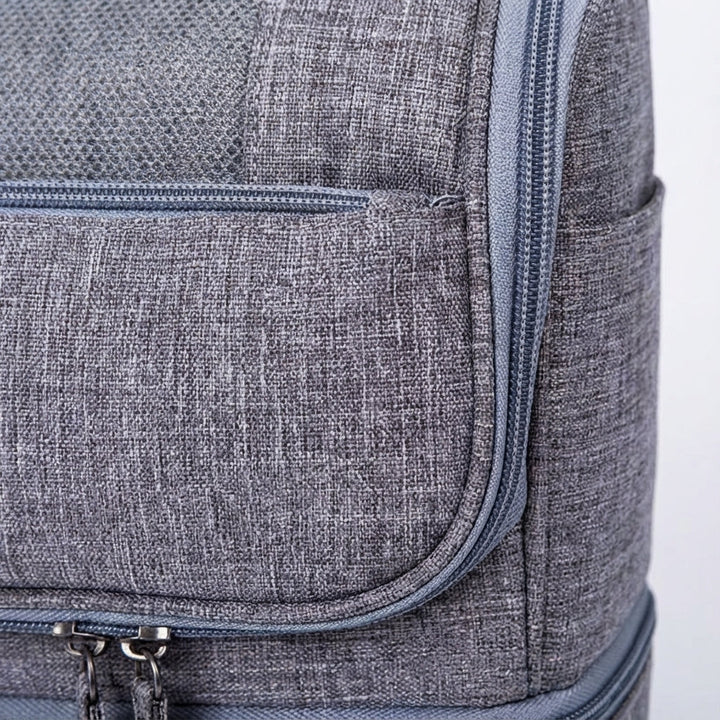 Compacte reistoilettas met dubbel compartiment, perfect voor efficiënte organisatie van toiletartikelen in koffer.