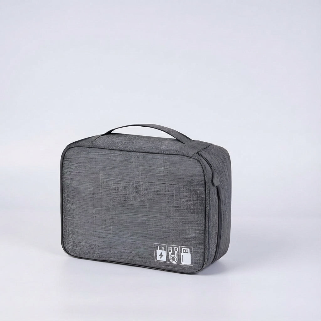 Compacte opbergtas voor reis accessoires, gevuld met USB-kabels en een oplader.