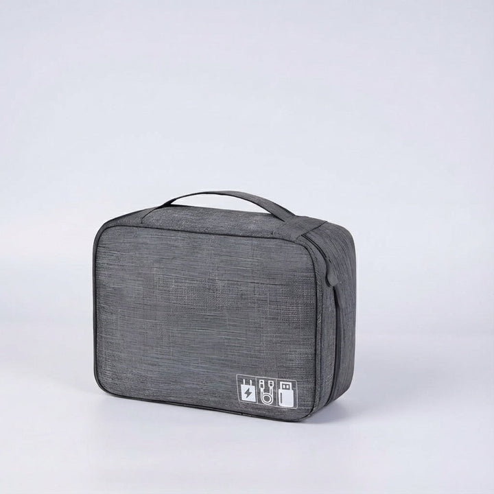 Compacte opbergtas voor reis accessoires, gevuld met USB-kabels en een oplader.