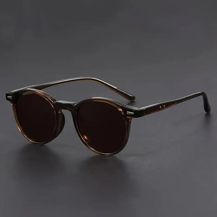 "Retro ronde heren zonnebril, lichtgewicht tortoiseshell frame, iconisch accessoire voor de moderne man, stijlvol en trendy."