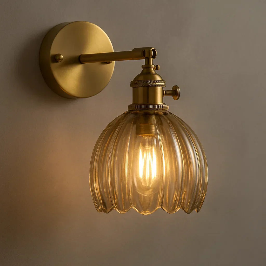 Retro wandlamp met glazen tulpkap; sfeervolle accentverlichting voor een warm interieur.