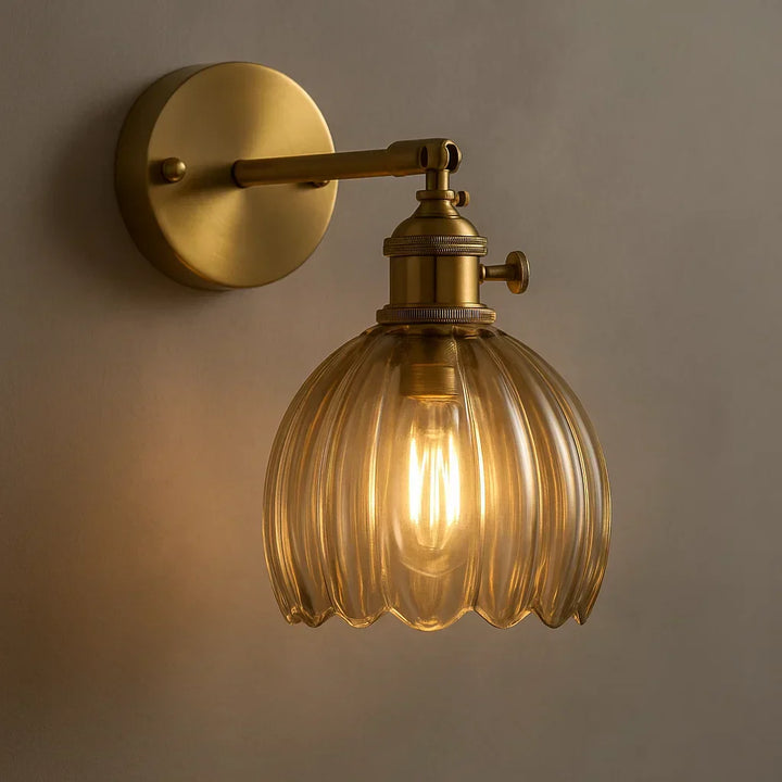 Retro wandlamp met glazen tulpkap; sfeervolle accentverlichting voor een warm interieur.