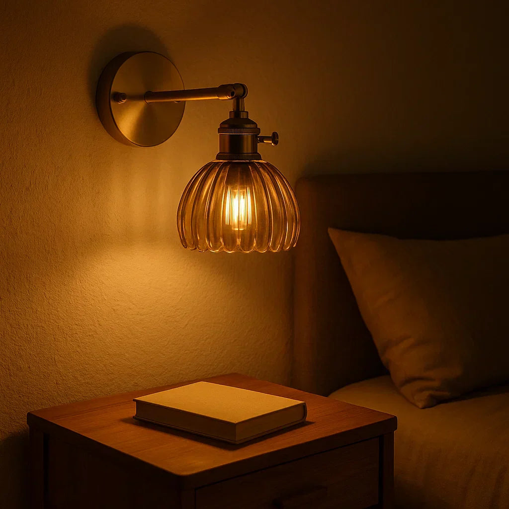 Sfeervolle retro wandlamp met charmante glazen tulpkap; perfecte vintage accentverlichting.