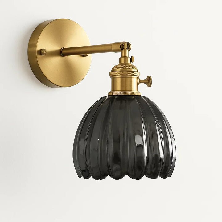 Vintage wandlamp met elegante glazen tulpkap, perfecte sfeerverlichting voor thuis.