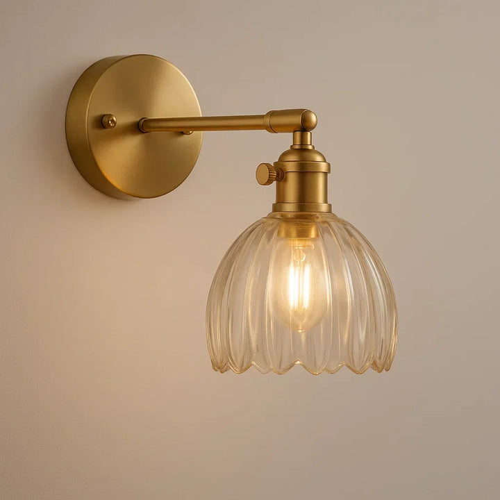 Sfeervolle retro wandlamp met tulpvormige glazen kap; geschikt voor hal, woon- of slaapkamer.