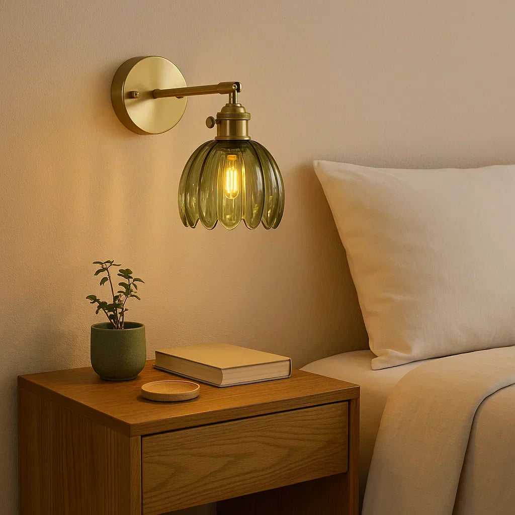 Glazen tulp wandlamp in retro stijl; sfeervolle verlichting voor een vintage interieur.