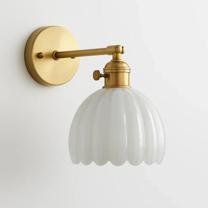 Elegante retro wandlamp met unieke glazen tulpkap; creëert warme sfeer in elke kamer.