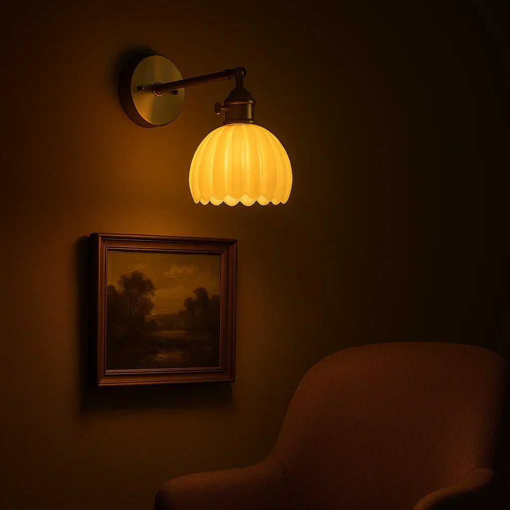 Verlicht je interieur met deze retro wandlamp, voorzien van een sfeervolle glazen tulpkap.