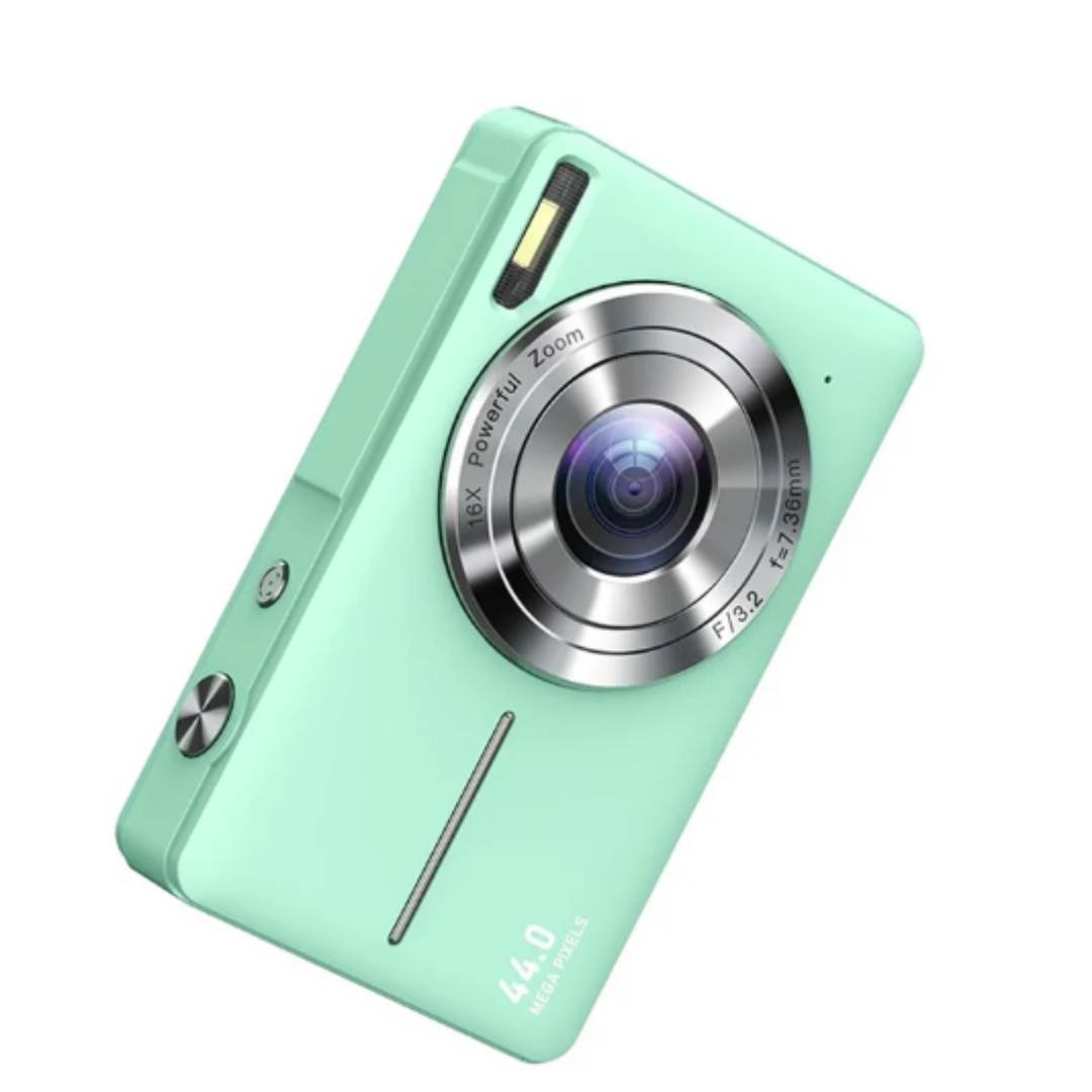 Persoon fotografeert met compacte RetroSnap camera op vakantie, genietend van vintage digitale fotografie.